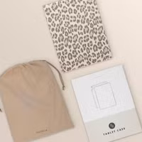 Selencia Sabi Klapphülle mit Leopardenmuster Apple iPad 9 (2021) 10.2 Zoll / iPad 8 (2020) 10.2 Zoll / iPad 7 (2019) 10.2 Zoll - Soft Ivory