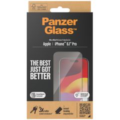 PanzerGlass Ultra-Wide Fit Antibakterieller Displayschutz mit Applikator für das Apple iPhone 15 Pro