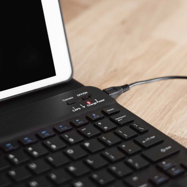 Accezz QWERTY Bluetooth Keyboard Klapphülle für das iPad Air 13 Zoll (2025) M3 / (2024) M2 - Schwarz