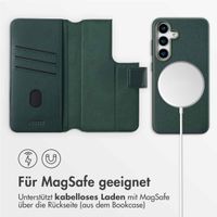 Accezz 2-in-1 Klapphülle aus Leder mit MagSafe für das Samsung Galaxy S25 - Cedar Green