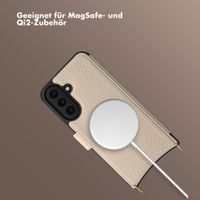 Selencia Riva Bookcase mit MagSafe und Handgelenkband Samsung Galaxy A57 (5G) - Beige