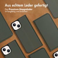 Accezz Premium Leather Slim Klapphülle für das iPhone 13 Mini - Grün