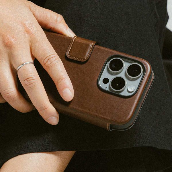 Nomad Modern Leather Folio Klapphülle Apple iPhone 16 - Braun