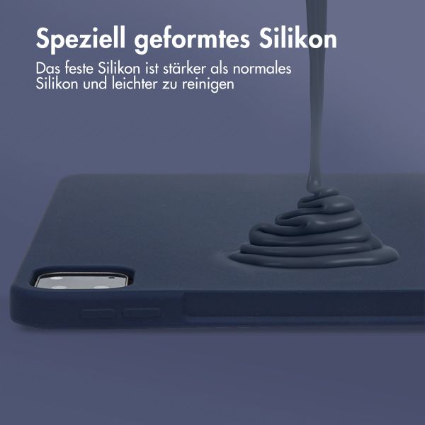 Accezz Liquid Silicone Back Cover mit Stifthalter für das iPad Pro 12.9 (2022) / Pro 12.9 (2021) / Pro 12.9 (2020) - Dunkelblau