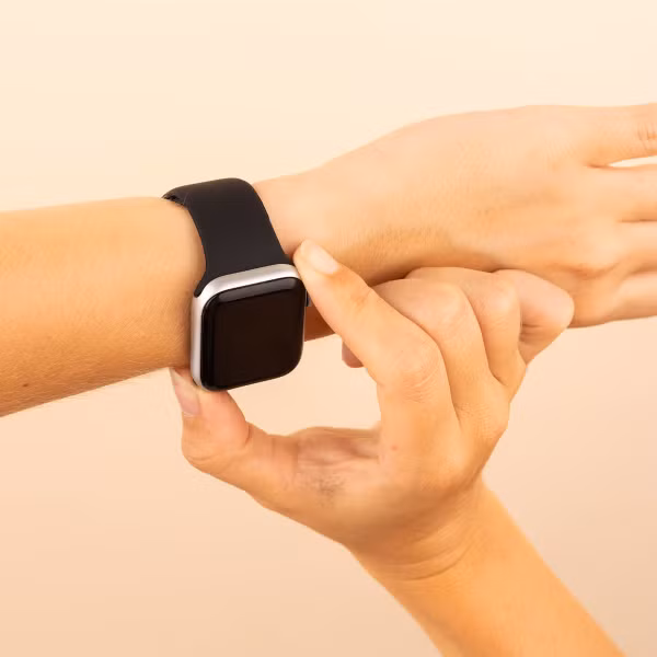 imoshion Silikonband⁺ für die Apple Watch Series 1 bis 9 / SE (38/40/41 mm) | Series 10 (42 mm) - Schwarz - Größe S/M