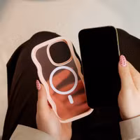 Selencia Wavy Backcover mit MagSafe Apple iPhone 15 - Soft Pink