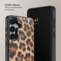 Selencia Nova Back Cover mit Kordel und Kartenhalter für das Samsung Galaxy S24  - Leopard