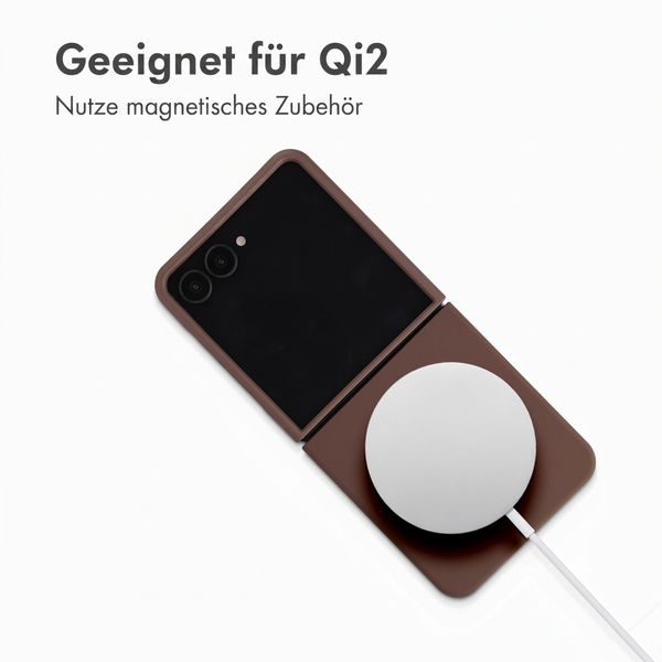 Accezz Liquid Silikoncase mit MagSafe Samsung Galaxy Z Flip 8 - New Tea Brown