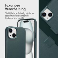 Accezz 2-in-1 Klapphülle aus Leder mit MagSafe für das Apple iPhone 15 - Cedar Green