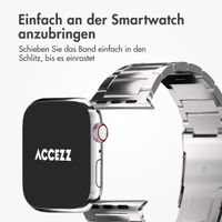 Accezz Mattes Titanstahlarmband für das  Apple Watch Series 1 t/m 9 / SE (38/40/41 mm) | Series 10 / 11 (42 mm) - Silber
