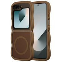 Selencia Wavy Backcover mit MagSafe Samsung Galaxy Z Flip 6 - Mocha Brown