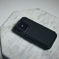 Decoded 2 in 1 Leather Klapphülle MagSafe Apple iPhone 17 Pro - Chocolate Brown