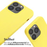 imoshion Silikonhülle mit Band für das Apple iPhone 13 Pro - Gelb