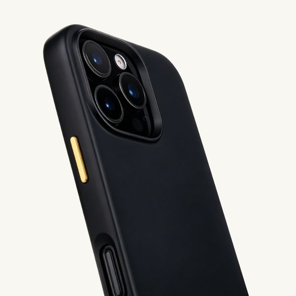 Selencia Rivièra MagSafe Backcover mit abnehmbaren Haken für das Apple iPhone 16 Pro - Velvet Black + Sleek Chain (130 cm) - Gold