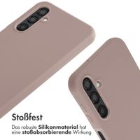 imoshion Silikonhülle mit Band für das Samsung Galaxy A25 (5G) - Sand Pink