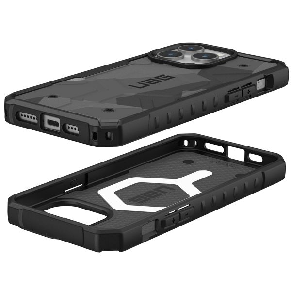 UAG Pathfinder Case für das iPhone 15 Pro Max - Geo Camo