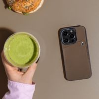 Selencia Riva Back Cover mit Kartenfach Apple iPhone 16e - Mocha Brown