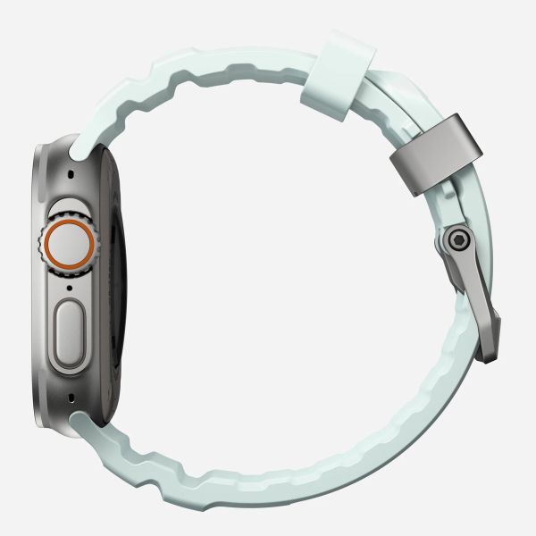 Nomad Rocky Point Armband für das  Apple Watch Series 1 t/m 11 / SE / Ultra (44/45/46/49 mm) - Icy Blue Glow TItanium