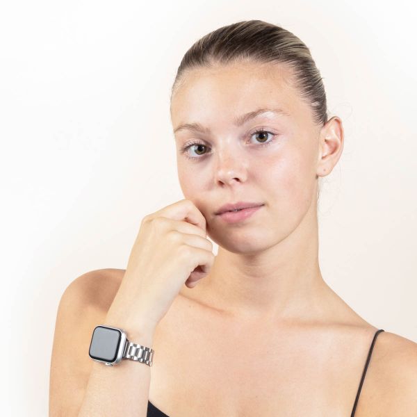 Selencia Slim Stahlgliederarmband für die Apple Watch Series 1 bis 9 / SE (38/40/41 mm) | Series 10 (42 mm) - Silber