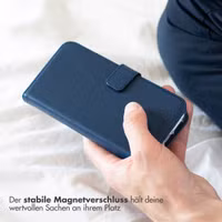Selencia Echtleder Klapphülle für das Apple iPhone 16 Plus - Blau