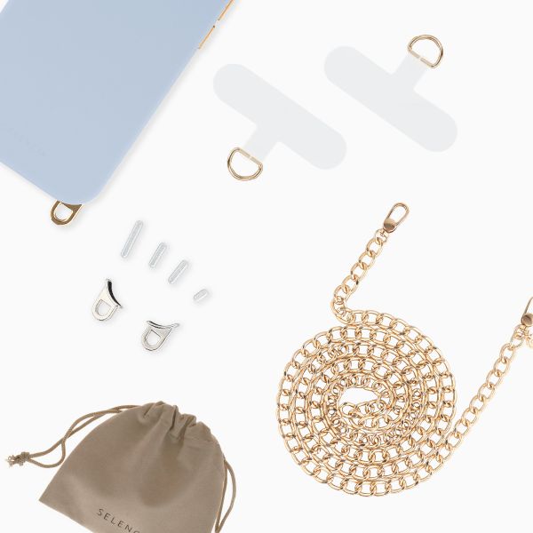 Selencia Rivièra MagSafe Backcover mit abnehmbaren Haken für das Apple iPhone 15 - Powder Blue + Bold Chain (130 cm) - Gold