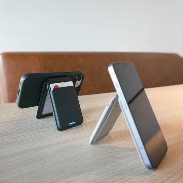 Accezz Leder-Wallet mit Standfunktion - Geeignet für MagSafe und Qi2 - Cedar Green