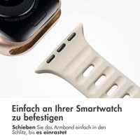 imoshion Active Sport Silikonarmband für die Apple Watch Series 1-10 / SE / Ultra (2) (44/45/46/49 mm) - Sternenlicht