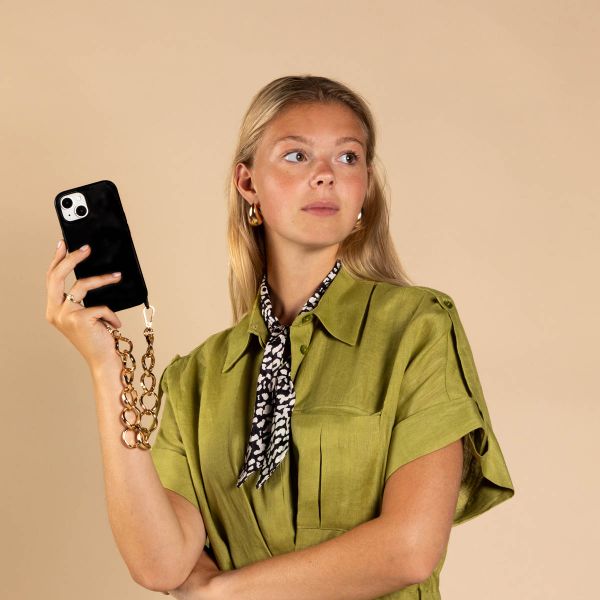 Selencia Back Cover mit Luxuriöser Handschlaufe Samsung Galaxy S22 - Schwarz