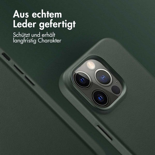 Accezz MagSafe Leather Backcover für das iPhone 14 Pro - Cedar Green