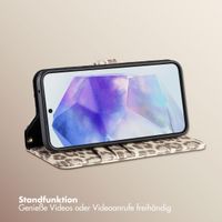 Selencia Sabi Klapphülle mit Leopardenmuster Samsung Galaxy A55 - Soft Ivory