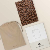 Selencia Sabi Klapphülle mit Leopardenmuster Samsung Galaxy Tab A9 Plus - Mocha Brown
