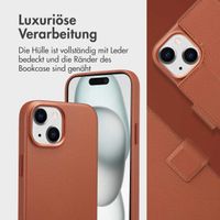 Accezz 2-in-1 Klapphülle aus Leder mit MagSafe für das iPhone 15 - Sienna Brown