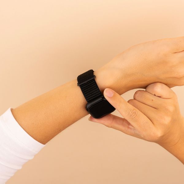 imoshion Nylonarmband für das  Apple Watch Series 1 t/m 9 / SE (38/40/41 mm) | Series 10 / 11 (42 mm) - Schwarz