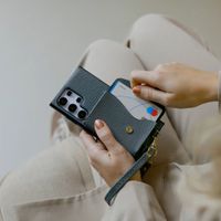 Selencia Sera HandyHülle mit Kordel und Umschlag-Kartenhalter Samsung Galaxy A36 / A56 - Sage Green