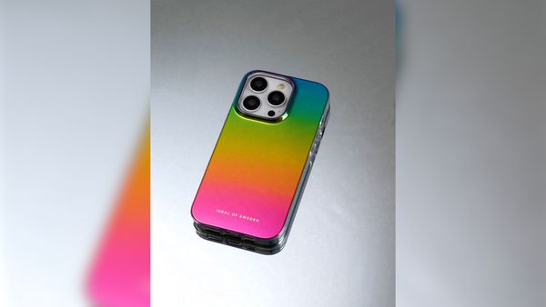 iDeal of Sweden Mirror Case Apple iPhone 12 (Pro) - Rainbow