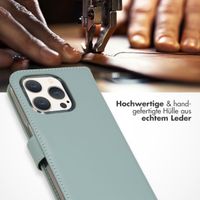 Selencia Echtleder Klapphülle für das iPhone 15 Pro - Air Blue