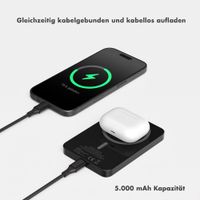 Selencia Vivid Powerbank 5.000 mAh - MagSafe und Qi - Black / Bonbon Stripe Matcha