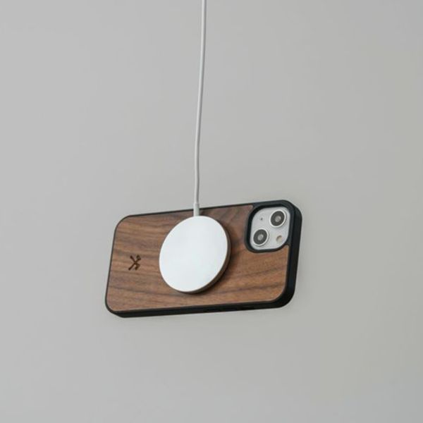 Woodcessories Bumper Case MagSafe für das iPhone 14 - Walnut