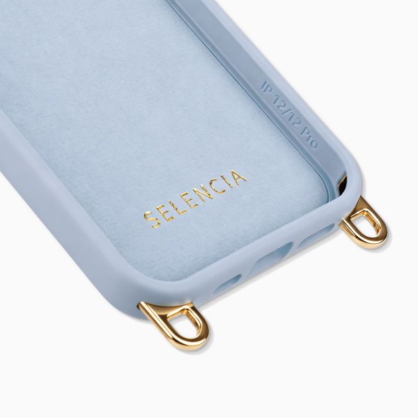 Selencia Rivièra MagSafe Backcover mit abnehmbaren Haken für das Apple iPhone 12 / 12 Pro - Powder Blue + Bold Chain (130 cm) - Gold
