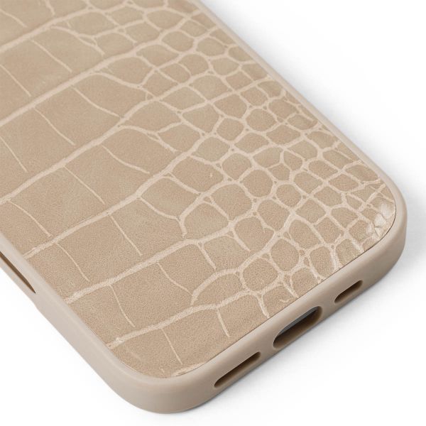 iDeal of Sweden Vegan Leather Back Cover für das iPhone 16 - Warm Beige Croco