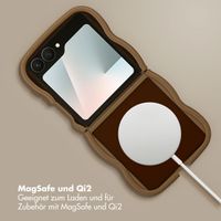 Selencia Wavy Backcover mit MagSafe Samsung Galaxy Z Flip 7 - Mocha Brown