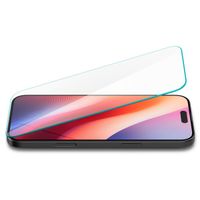 Spigen GLAStR Slim Displayschutzfolie + Applicator für das iPhone 16 / 15