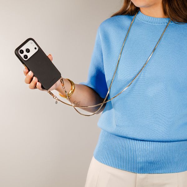 Selencia Rivièra MagSafe Backcover mit abnehmbaren Haken für das Apple iPhone 16 - Velvet Black + Sleek Chain (130 cm) - Gold
