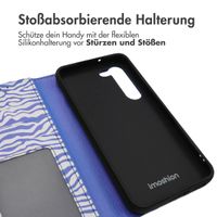 imoshion ﻿Design Klapphülle für das Samsung Galaxy S23 - White Blue Stripes