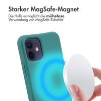 imoshion Color Backcover mit abnehmbarem Handykette und MagSafe Apple iPhone 12 (Pro) - Dunkelgrün