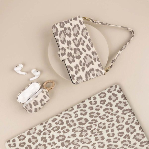 Selencia Sabi Klapphülle mit Leopardenmuster Apple iPhone 16 - Soft Ivory