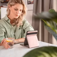 imoshion Stand Flipcase für das Kobo Clara Colour / Clara BW / Tolino Shine 5 / Shine Color - Rose Gold