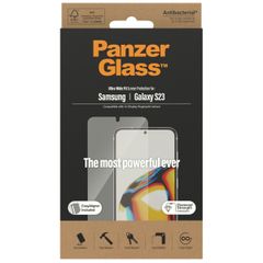 PanzerGlass Ultra-Wide Fit Antibakterieller Displayschutz mit Applikator Samsung Galaxy S23
