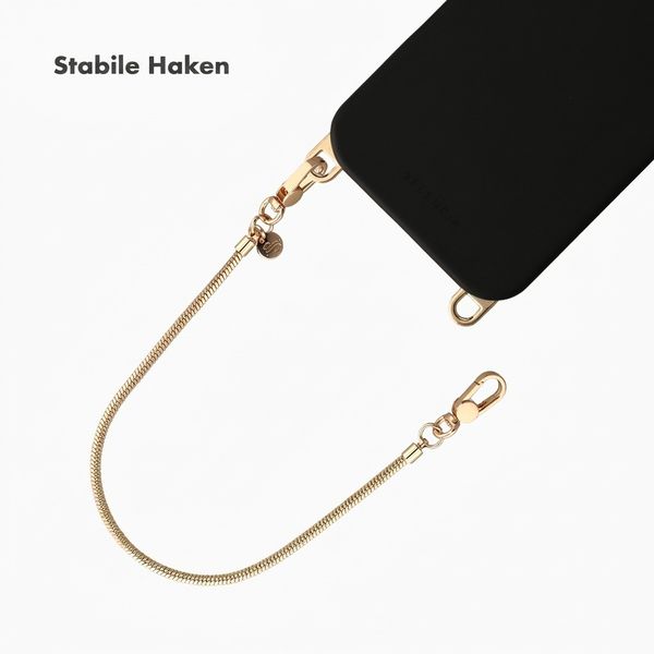 Selencia Rivièra MagSafe Backcover mit abnehmbaren Haken für das Apple iPhone 17 Pro - Velvet Black + Sleek Chain Handykette - Gold