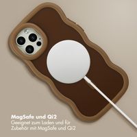 Selencia Wavy Backcover mit MagSafe Apple iPhone 12 (Pro) - Mocha Brown